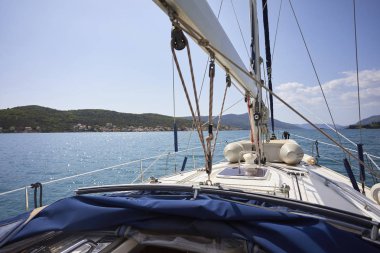 güneşli gün denizde yüzen yat