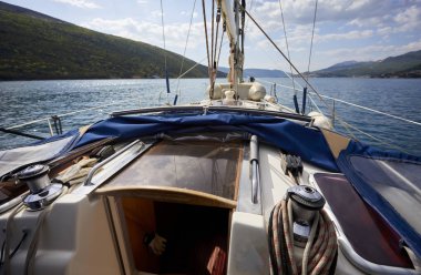 güneşli gün denizde yüzen yat