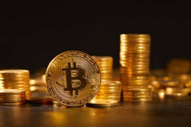 Altın bitcoins destesi