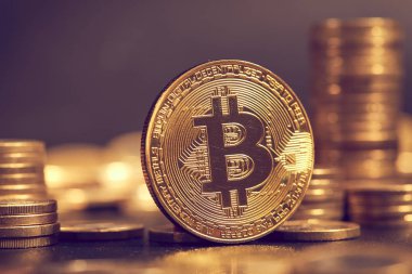 Altın bitcoins destesi