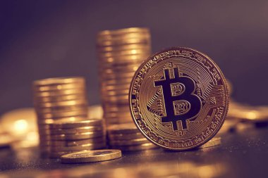 Altın bitcoins destesi