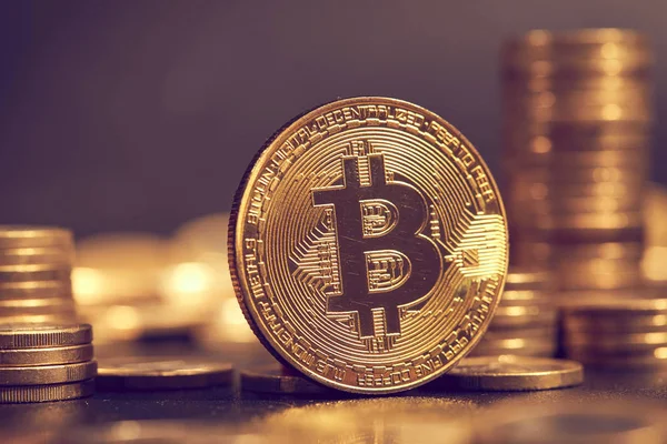 Stapels van gouden bitcoins — Stockfoto