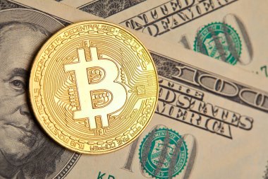 Dolar banknotları üzerinde altın bitcoin