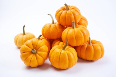 Beyaz arka plan üzerinde izole küçük turuncu kabak