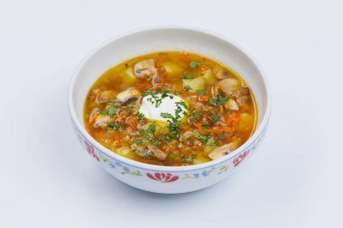 Beyaz kase etli çorba yakın çekim 