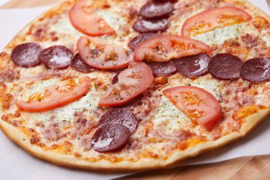 Pizza salam beyaz kağıda ile yakın çekim 