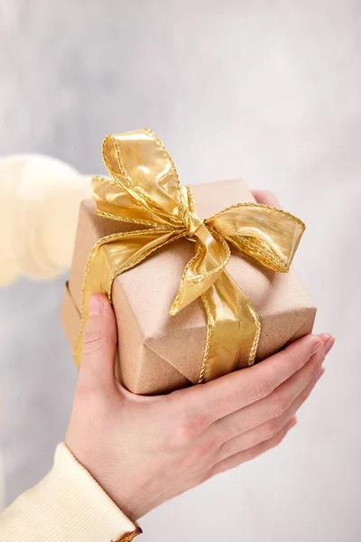 Hand Holding Craft Gift Box Close — Stock Photo, Image