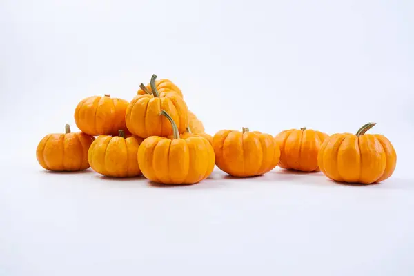 Pequeñas Calabazas Anaranjadas Aisladas Sobre Fondo Blanco — Foto de Stock