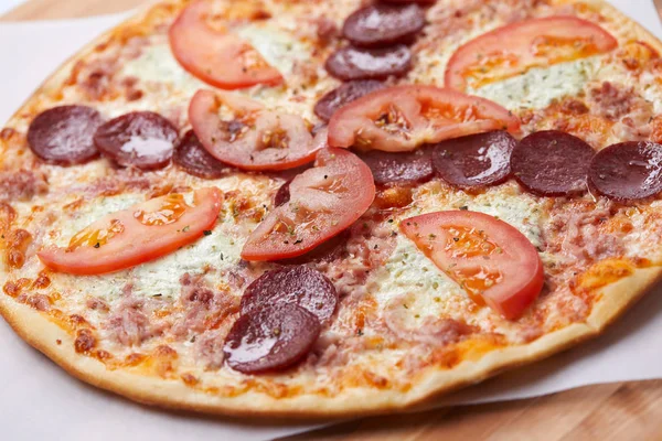 Pizza Mit Salami Auf Weißem Papier Nahaufnahme — Stockfoto