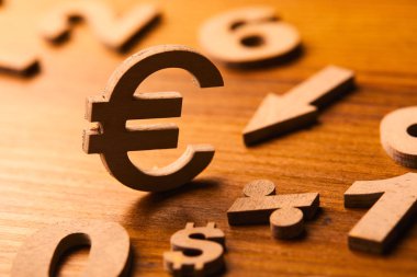 Sayı ve para birimi simgelerini tahta masada kümesi yakın çekim 