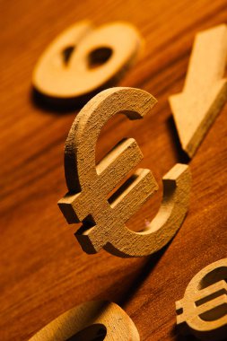 Sayı ve para birimi simgelerini tahta masada kümesi yakın çekim 