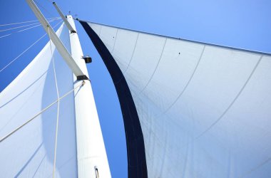 mavi gökyüzü arka plan üzerinde beyaz yelken yat 