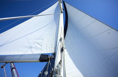 mavi gökyüzü arka plan üzerinde beyaz yelken yat 