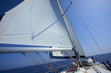 mavi gökyüzü arka plan üzerinde beyaz yelken yat 