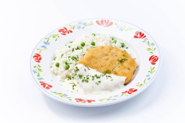 göğsü beyaz tabakta pirinç ile yakın çekim 