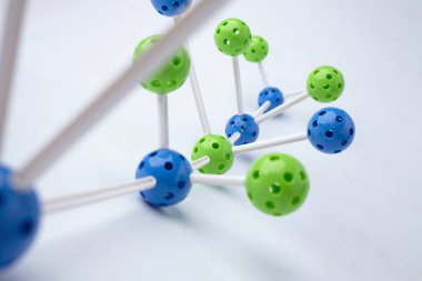 Moleküler yapısı beyaz zemin üzerine izole yakın çekim 