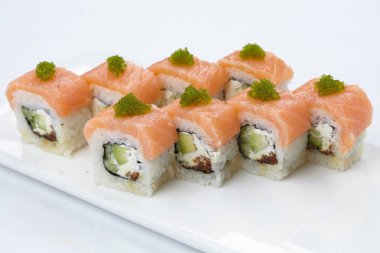Beyaz tabakta lezzetli suşi yakın çekim 