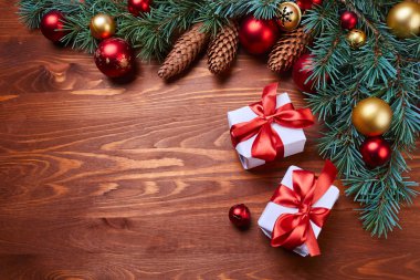 Noel çelenk ile kırmızı ve altın top hediye kutuları ile 