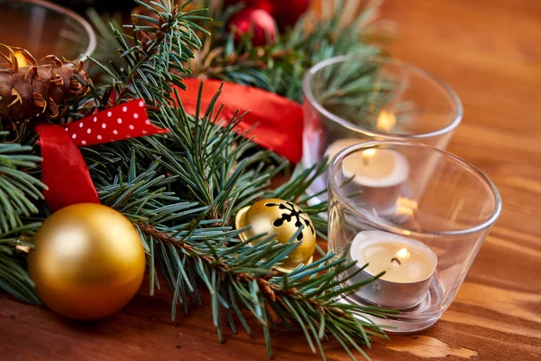 Corona Navidad Con Bolas Rojas Doradas —  Fotos de Stock