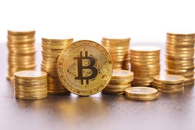 Altın bitcoins destesi