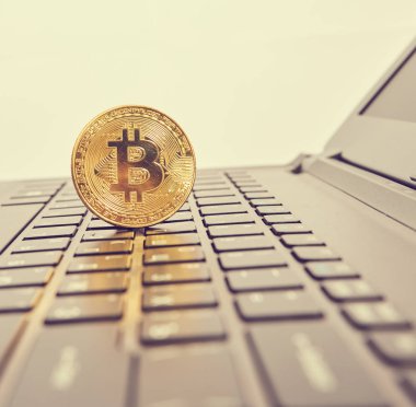 klavye, kripto para birimi kavramı üzerinde altın bitcoin