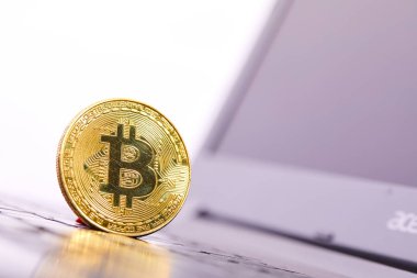 klavye, kripto para birimi kavramı üzerinde altın bitcoin