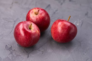 gri arka plan üzerinde taze kırmızı elmalar