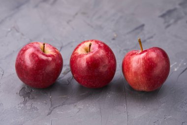 gri arka plan üzerinde taze kırmızı elmalar