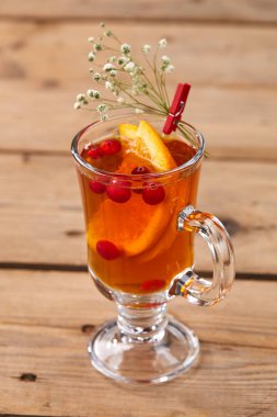 sıcak kokteyl ile ahşap masa üzerinde turuncu yakın çekim 