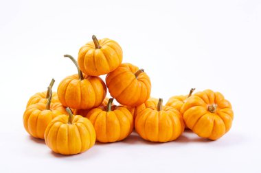 Beyaz arka plan üzerinde izole küçük turuncu kabak