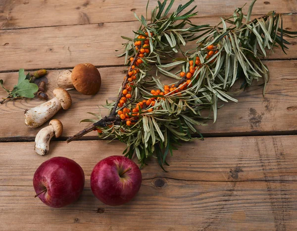 Vruchten Met Groenten Met Tak Van Zee Duindoorn Bessen Houten — Stockfoto