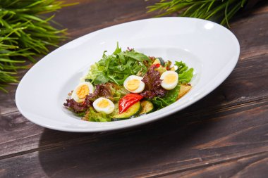 yumurta beyaz tabakta sebze salatası yakın çekim 