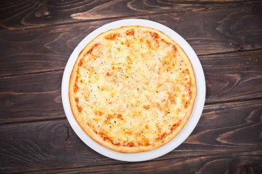 pizza ahşap arka plan üzerinde beyaz plaka
