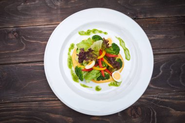 brokoli beyaz tabakta sebze salatası yakın çekim 