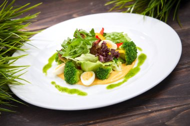 brokoli beyaz tabakta sebze salatası yakın çekim 