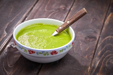 Kremalı brokoli çorbası beyaz kase, yakın çekim 