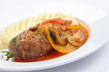 Beyaz tabakta etli patates yakın çekim 