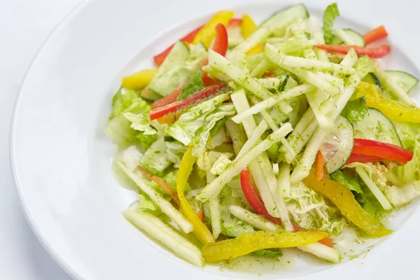 Salade Fraîche Sur Assiette Blanche Gros Plan — Photo