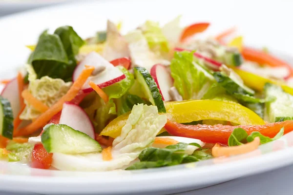 Frisse Salade Witte Plaat Close — Stockfoto
