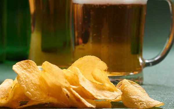 Krispigt Potatischips Och Glas — Stockfoto