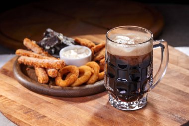 Ahşap masa üzerinde meze ile filtre uygulanmamış bira bira servis