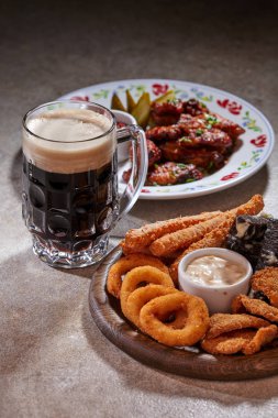 Filtre uygulanmamış bira ile taş masada meze servis bardak