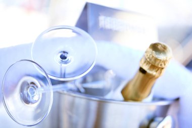 Çifti şampanya bardağı ve kova yatında şampanya şişesi ile