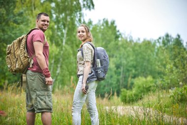 ormanda yürüyüş güneşli gün iki gezginler 