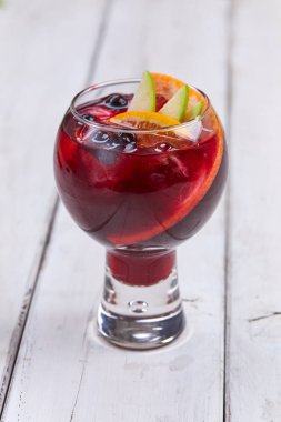 yaz içecekler cam ahşap arka plan üzerinde yakın çekim 