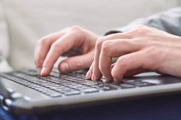 Männliche Hände Tippen Auf Laptop Tastatur Nahaufnahme — Stockfoto
