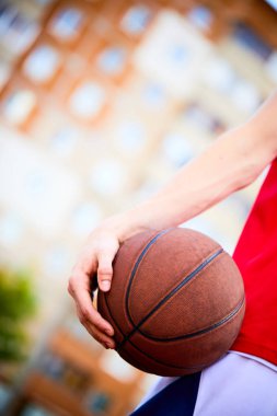 Elinde adam holding basketbol görünümünü kapat