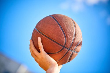 Elinde adam holding basketbol görünümünü kapat