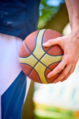 Elinde adam holding basketbol görünümünü kapat