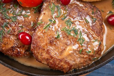 tavada, etli patates pirzola yakın çekim  